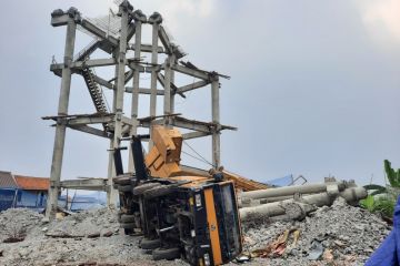 Warga nilai kerja pembongkaran menara air PDAM tak profesional