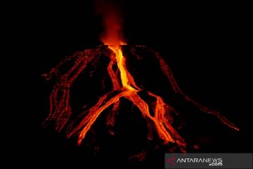 Gunung berapi Cumbre Vieja terus memuntahkan lava