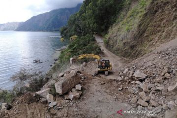 Akses jalan di Kintamani Bali tertutup longsor akibat gempa bumi