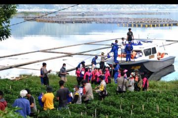 Distribusi bantuan gempa di Trunyan