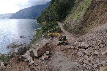 Akses jalan tertimbun longsor akibat gempa