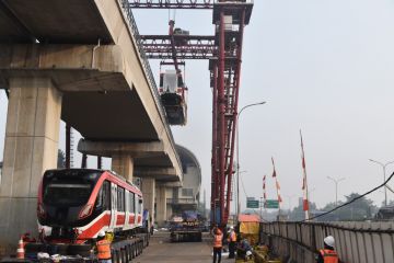 Rangkaian kereta LRT Jabodebek masuk lintasan untuk uji beban