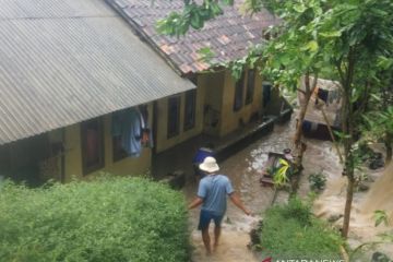 Diminta siaga banjir, warga Cianjur segera mengungsi jika debit naik