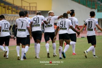 Sembari berkompetisi, pemain Madura United sempatkan berbagi rezeki