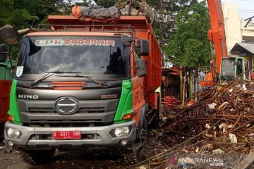 Debit air naik, sampah kiriman di pintu air Manggarai menumpuk