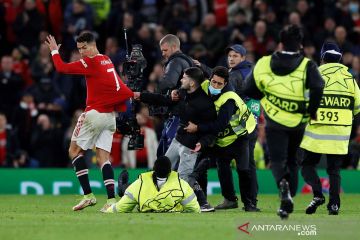 Suporter yang masuk lapangan dilarang masuk stadion Liga Premier