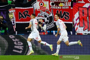 Noah Okafor bimbing Salzburg bekap Wolfsburg