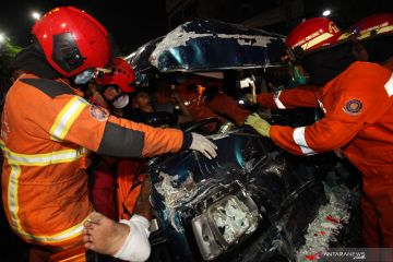 Evakuasi Korban Kecelakaan Surabaya