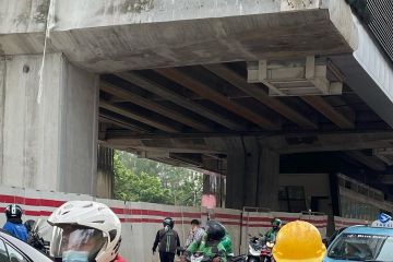 Seorang pekerja terjatuh di proyek LRT kawasan Kuningan