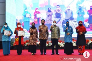 Gubernur dan Ketua PKK Kaltim dapat penghargaan Manggala Karya Kencana