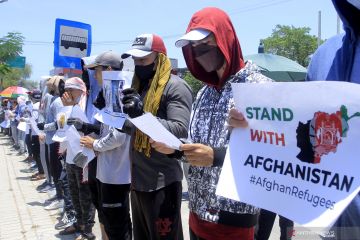 Pengungsi Afghanistan berunjuk rasa di depan Kanwil Kemenkumham NTT