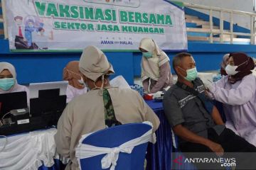 OJK dan Bank Kalsel sukses gelar vaksinasi massal di berbagai daerah