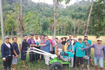 Anggota DPR RI serahkan bantuan bidang pertanian di Solok Selatan
