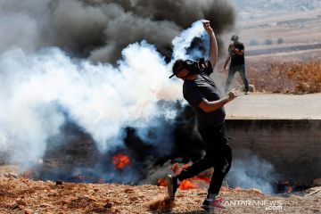 Protes warga Palestina terhadap permukiman Israel di Tepi Barat