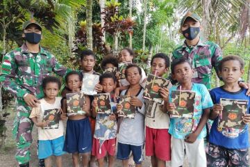 Satgas TNI bagikan perlengkapan sekolah anak perbatasan RI-PNG