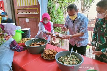 Pemkot Jakbar gelar bazar makanan halal murah untuk bantu warga