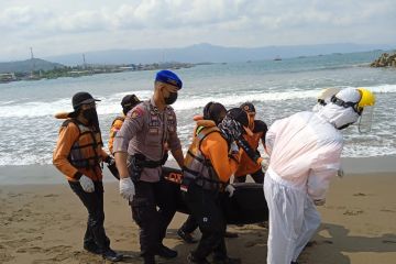 Tim SAR temukan jasad wisatawan yang tenggelam di Pantai Karangnaya
