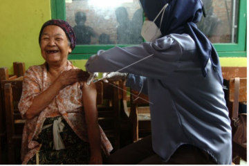 Nenek usia 102 tahun ikut vaksinasi