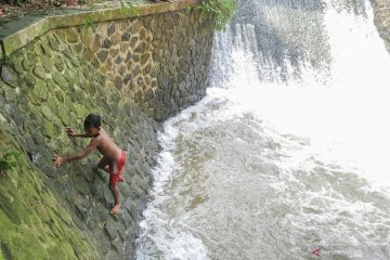 Terbatasnya lahan bermain, anak-anak tantang bahaya di aliran sungai