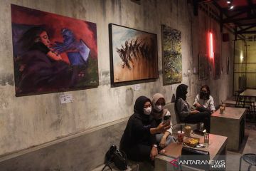 Pameran seni rupa di kedai kopi