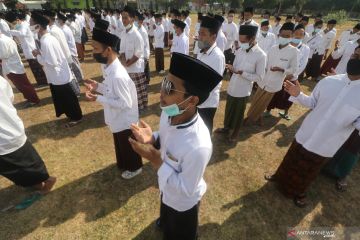 Peserta pria diminta pakai sarung dan peci pada upacara Hari Santri