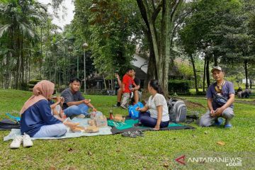 Hari pertama dibuka, ribuan pengunjung padati Ragunan