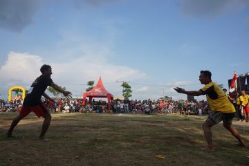 Ratusan warga tonton  permainan tradisional "bentengan" di Tulungagung