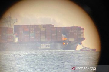 Kapal kontainer terbakar di perairan Kanada