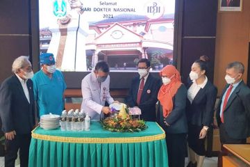 Gubernur Jatim beri semangat dengan kirim tumpeng sambut Hari Dokter