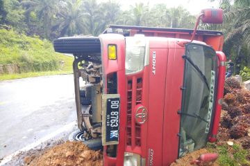 Truk angkut sawit terbalik di Jalinsum Mukomuko