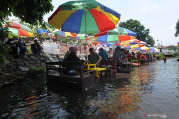 Wisata kuliner di aliran sungai