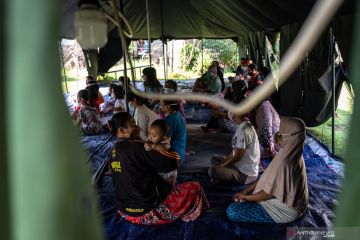 Pengungsi gempa di Ambarawa