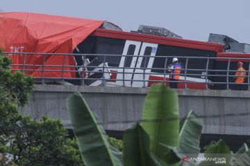 Hoaks! Tiga orang meninggal dalam kecelakaan LRT Jabodebek