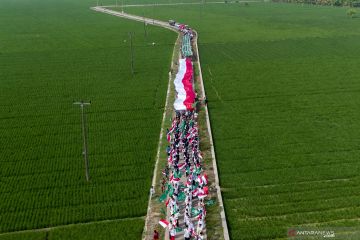 Kirab santri di Karawang bentangkan Merah Putih