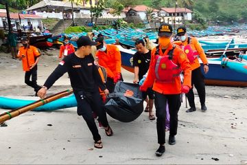 Tim SAR gabungan evakuasi jenazah di Pantai Karangbolong Kebumen