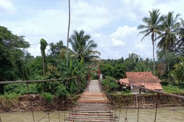 Dua jembatan gantung yang putus akibat banjir selesai diperbaiki