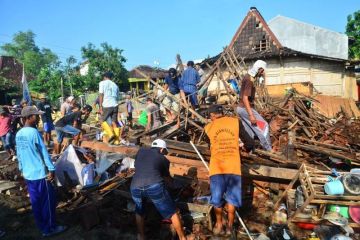 Rumah robot akibat angin puting beliung