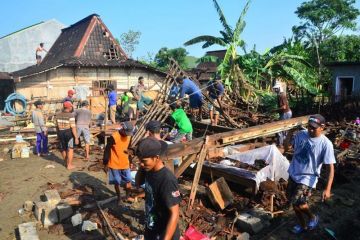 Rumah robot akibat angin puting beliung