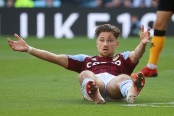 Bek Aston Villa resmi jadi warga negara Polandia