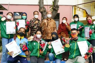 UM Surabaya serahkan bonus bagi mahasiswa peraih medali di PON Papua
