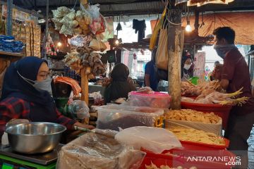 Pemkot Jaksel pantau tren harga bahan pokok di pasar tradisional