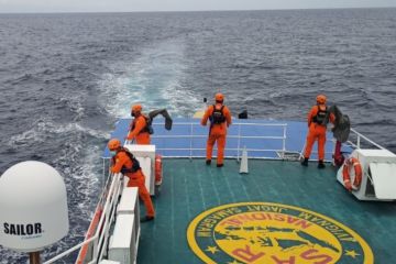 Kapal SPOB Seroja 01 temukan 2 korban KM Liberty 1 di laut utara Bali