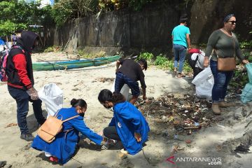 Aksi bersihkan sampah warnai peringatan Hari Sumpah Pemuda di Ambon