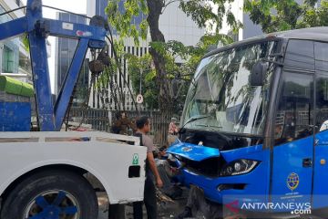 Bus TransJakarta tabrak pembatas Jalan di Jalan Sultan Iskandar Muda