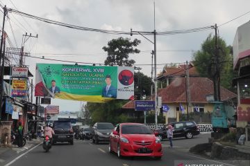 Jalur Puncak-Cianjur sangat padat di sejumlah titik hingga petang