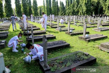 Kemensos kerja bakti bersihkan TMPNU Kalibata menjelang Hari Pahlawan