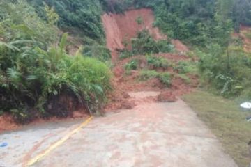 Longsor tutup jalan nasional Mamuju-Mamasa