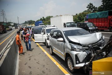 Kecelakaan beruntun 11 mobil di Tol Jakarta-Cikampek