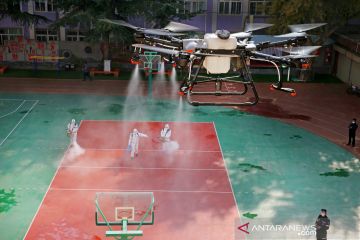 Drone semprotkan disinfektan setelah temuan kasus baru COVID-19 di Lanzhou China