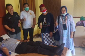 Warga antusias donor darah sambil lihat pemandangan di Kota Batu